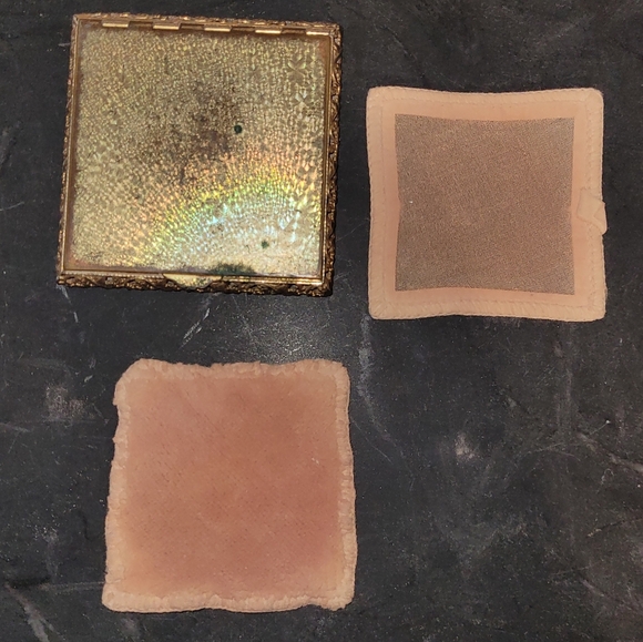 Brass Vintage Volupte Mirrored Makeup Compact with Applicators - Picture 3 of 3